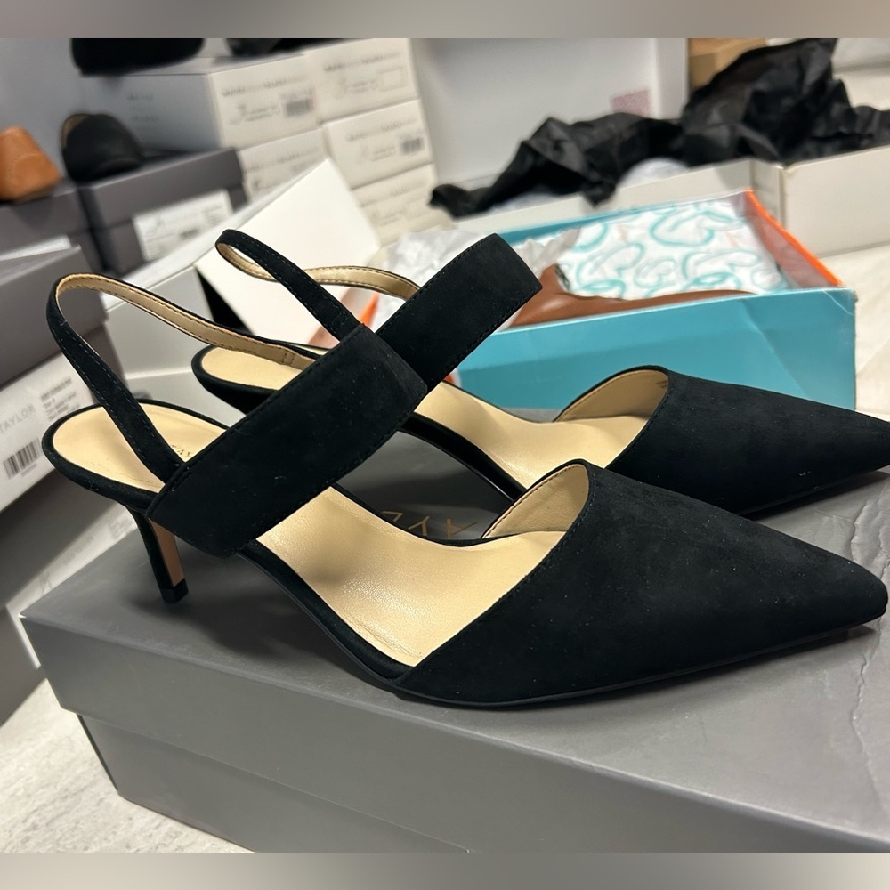 Ann‎ Taylor pump heel